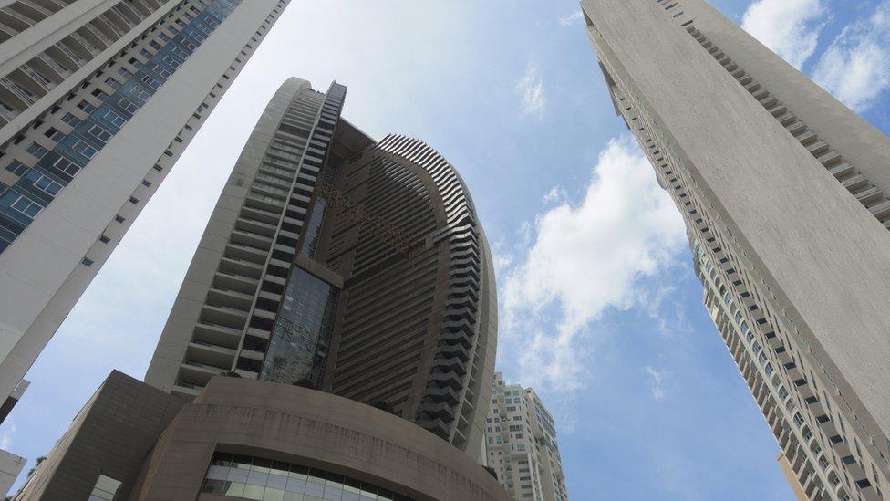 Por qué los dueños del hotel Trump en Panamá quieren cambiarle el nombre y desvincularse del presidente de EE. UU.