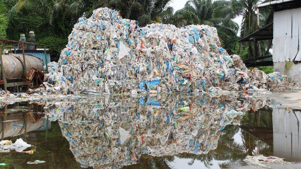 Contaminación por plástico: la ciudad asolada por 17.000 toneladas de basura llegada de todo el mundo