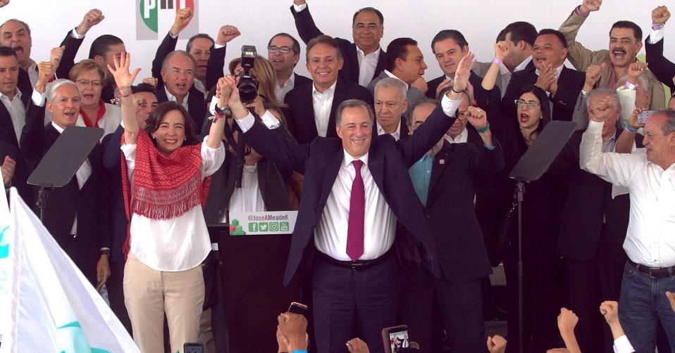 Eliminar el fuero en todos los niveles, propone Meade al registrarse en el INE
