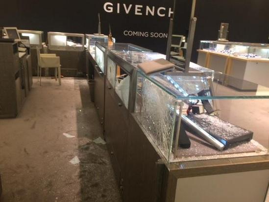 Asaltan joyería del Saks en Centro Santa Fe; hay un policía herido