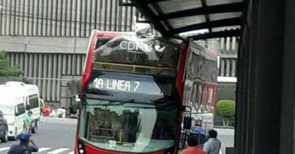 Aún no se estrena pero el Metrobús de 2 pisos ya chocó; fue error del conductor, justifica