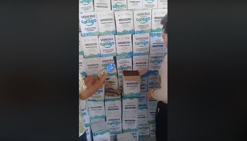 Alcalde y gobierno de Veracruz se acusan por la entrega de despensas caducas e incompletas en Minatitlán