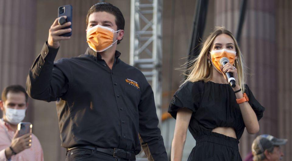 INE avala multa a Samuel García por propaganda de su esposa, Mariana Rodríguez