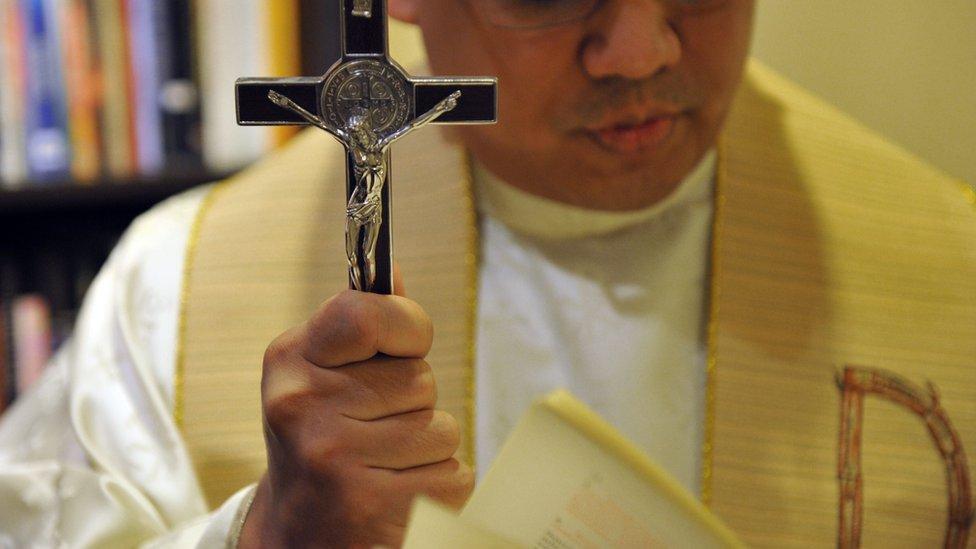 Cómo identificar la posesión demoníaca y expulsar a Satanás con un teléfono celular: lo que enseña el Vaticano en su curso de exorcismo