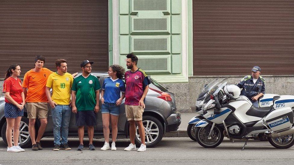 Rusia 2018: cómo un grupo de “aficionados” logró burlar la prohibición de símbolos gais y pasear con la bandera arcoíris por Moscú