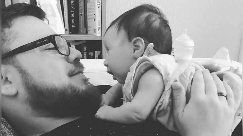 “Pensé que estar en permiso por paternidad iba a ser fácil”: la experiencia de hombres que se quedan en casa para cuidar a sus hijos