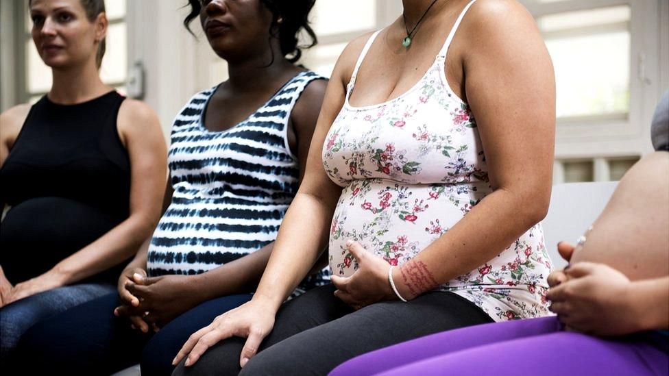 ¿Se puede predecir una crisis económica con el número de mujeres embarazadas?