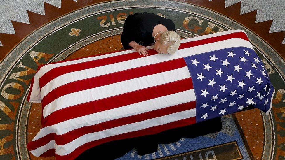 La “última indirecta” de John McCain a Trump y Putin durante el funeral del senador de Arizona