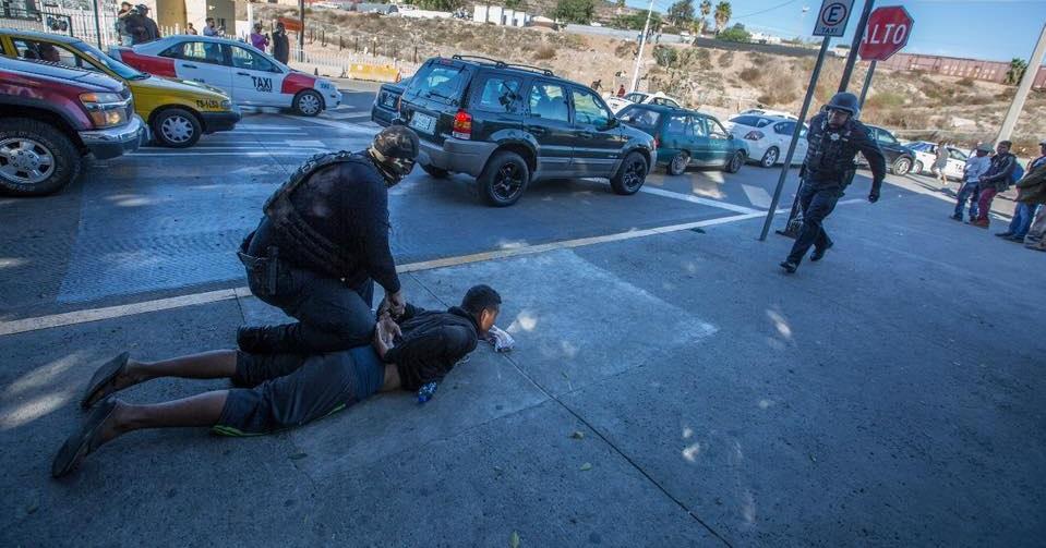 Policía de Tijuana reporta detención de 39 migrantes; EU reabre paso por garita de San Ysidro