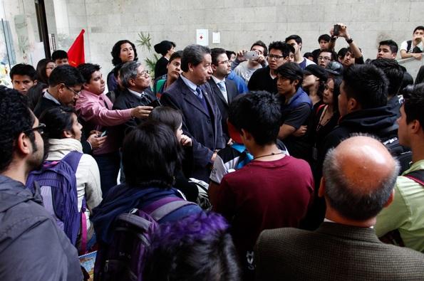 Después de 9 días, alumnos entregan dirección general del IPN