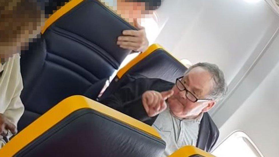 El hombre del “ataque racista” en el vuelo de Ryanair trata de disculparse (sin éxito)