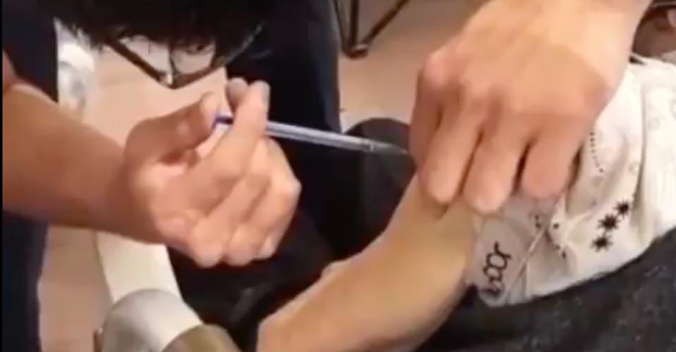 Por “error humano” vacunan con jeringa vacía a adulta mayor en Sonora