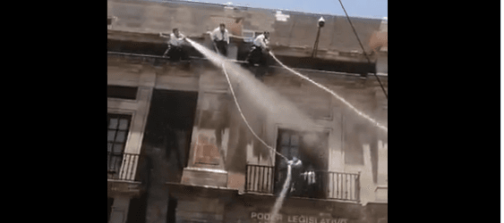 Congreso de Edomex dispersa con gas y agua a feministas a favor de la despenalización del aborto