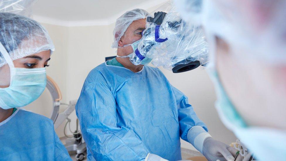 Las lecciones que deja la muerte del primer paciente sometido a una cirugía cardíaca robótica en Reino Unido