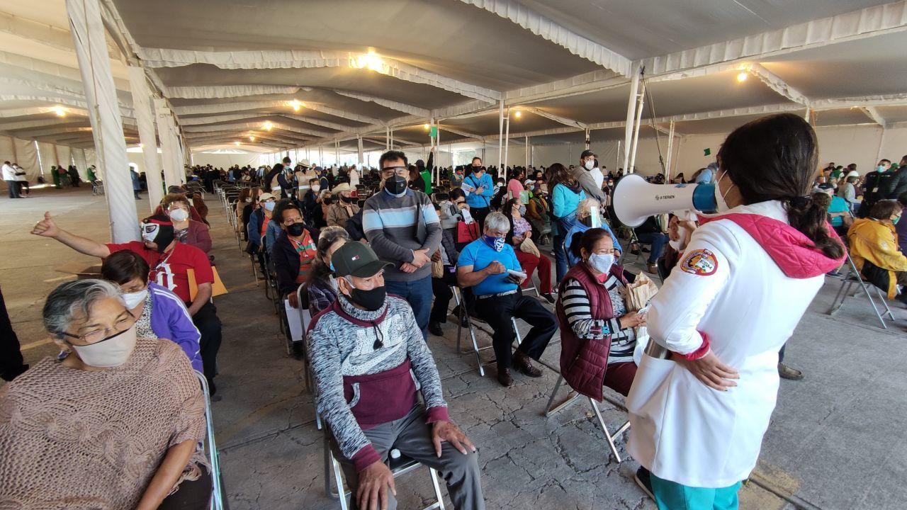 Detienen a dos jóvenes por disfrazarse de adultos mayores y vacunarse en Coyoacán