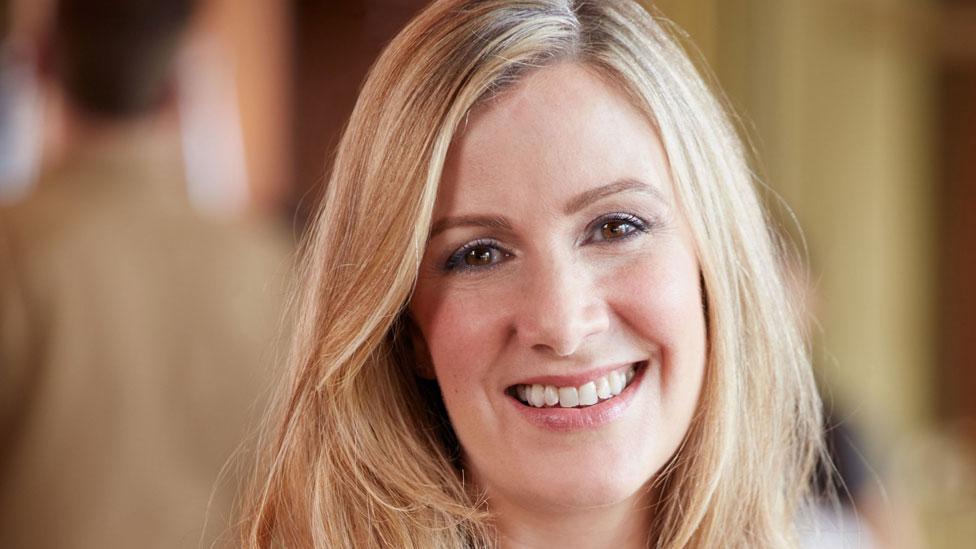 Rachael Bland, la presentadora de la BBC que anunció que le quedan unos días de vida tras narrar en un podcast su lucha contra el cáncer de seno