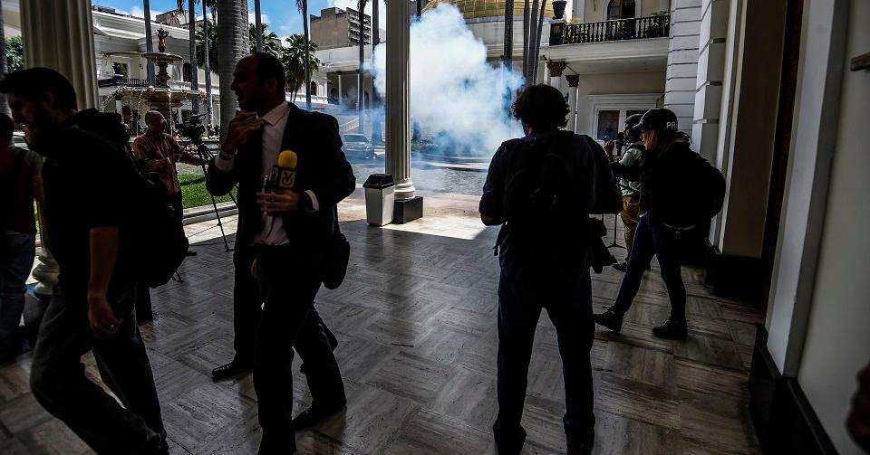 Seguidores de Maduro irrumpen con palos y tubos en sede de Asamblea; opositores quedan heridos