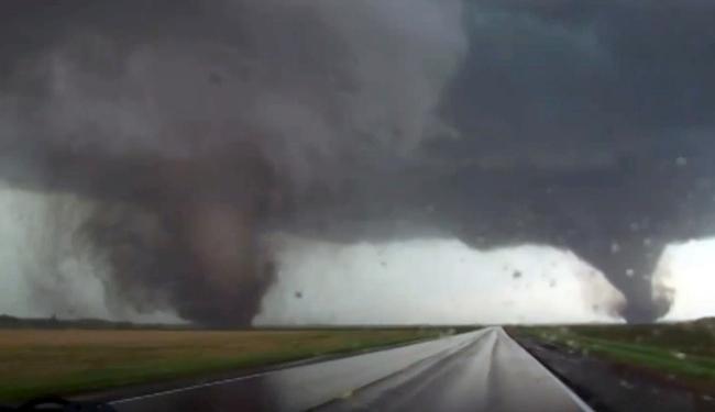 Múltiples tornados arrasan con pueblo en Nebraska; mueren dos
