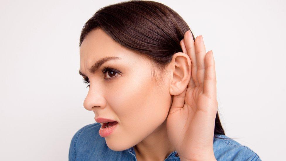 La rara afección que hace que dejes de escuchar voces masculinas