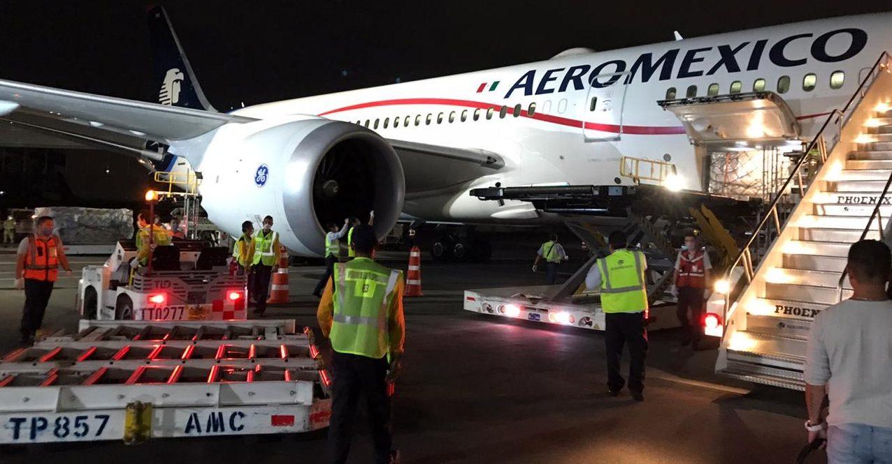 Llegan a México 1,184 cajas con 10.1 toneladas de guantes de exploración y mascarillas N95