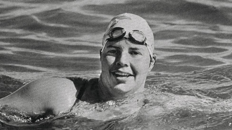 La extraordinaria hazaña de Lynee Cox, la mujer que cruzó por primera vez a nado el estrecho de Bering en plena Guerra Fría