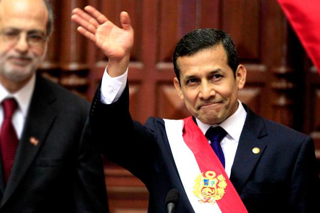 Humala asume como presidente de Perú en medio de protestas