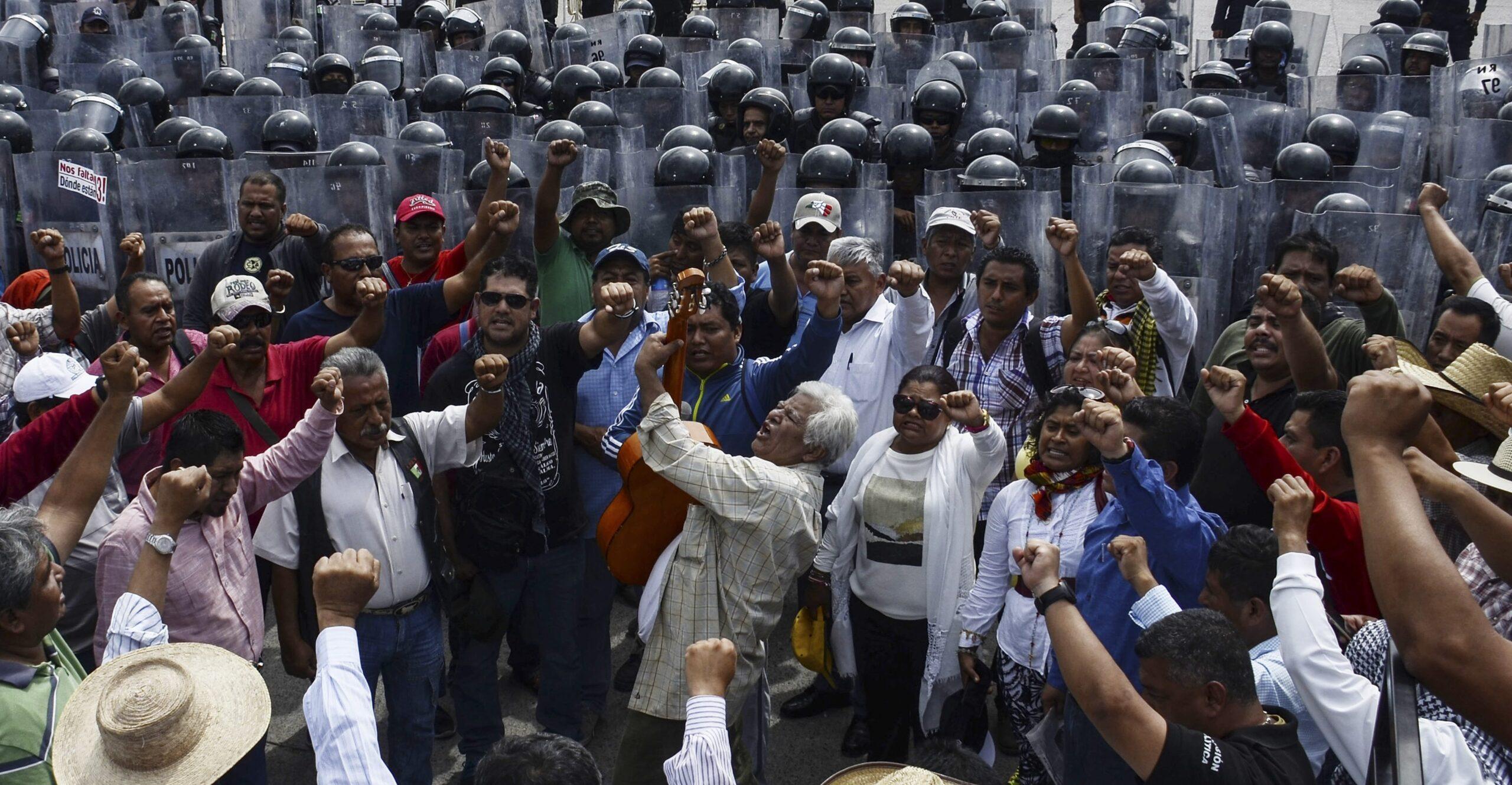 Antimotines repliegan a maestros que querían tomar edificio de gobierno en Chilpancingo