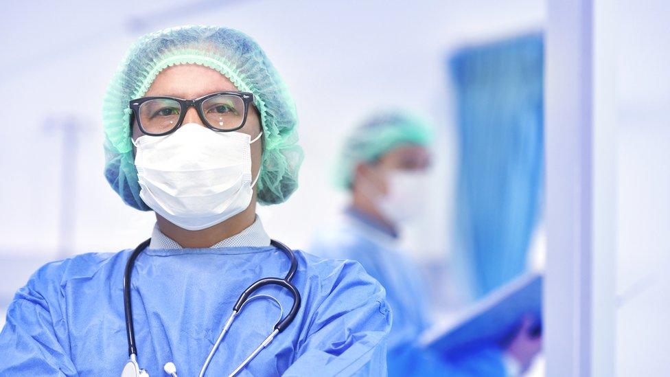 Por qué estos médicos de Canadá rechazan un aumento de sueldo