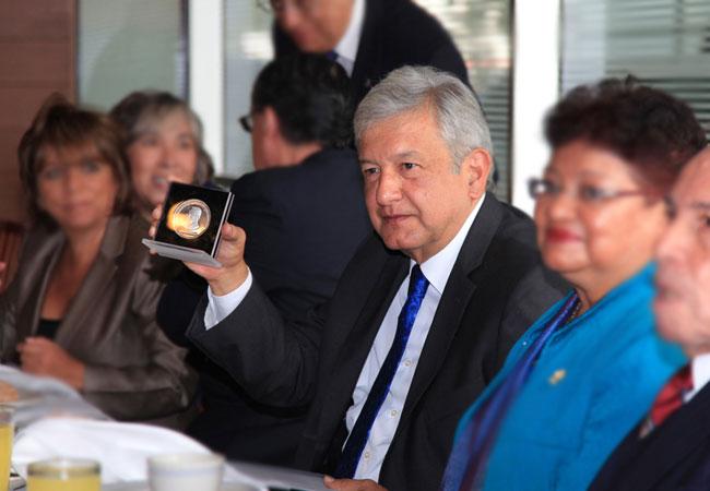“Ni me rindo, ni me retiro”:  AMLO