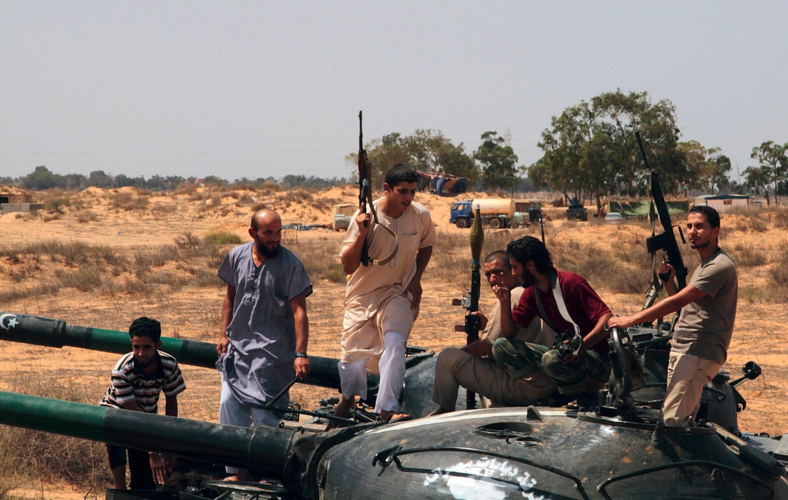 Rebeldes avanzan hacia pueblo natal de Gadafi; escasean víveres