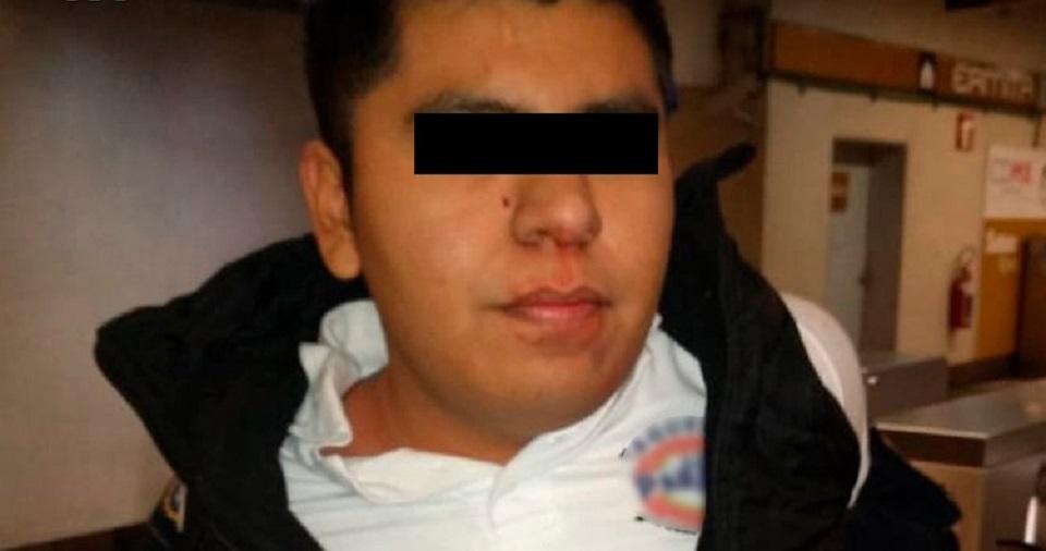 Un hombre muerde la nariz de un policía que le advirtió que no debía orinar en el Metro