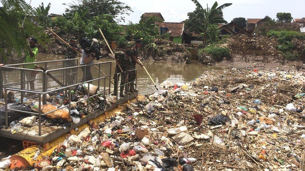 La gigantesca masa de plástico que bloquea el curso de un río en Indonesia y contra la que lucha el ejército