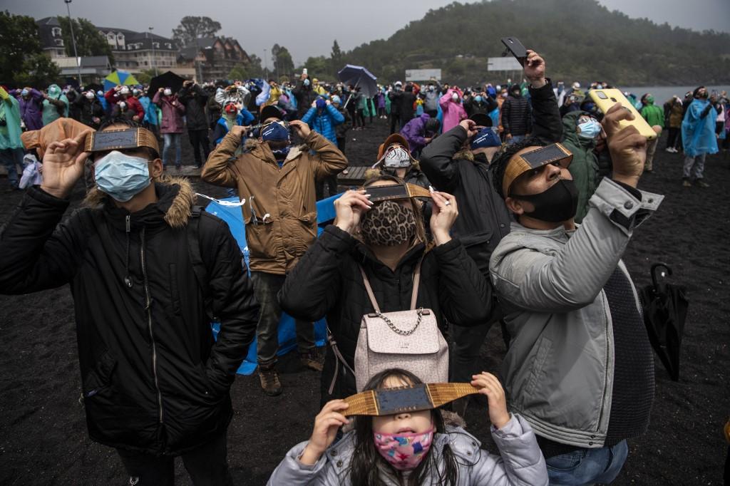 *Fotos y videos del eclipse total de Sol* que oscureció el sur de Chile y Argentina