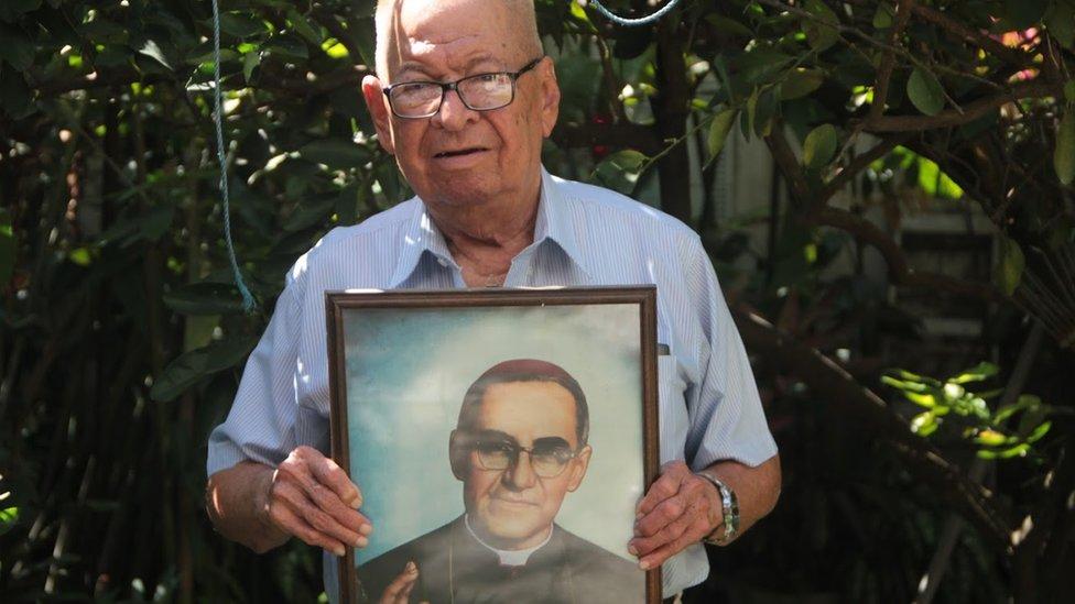 “Yo sabía que iban a matar a monseñor Romero”: los recuerdos de Gaspar Romero, el hermano del obispo mártir de El Salvador que será hecho santo por El Vaticano