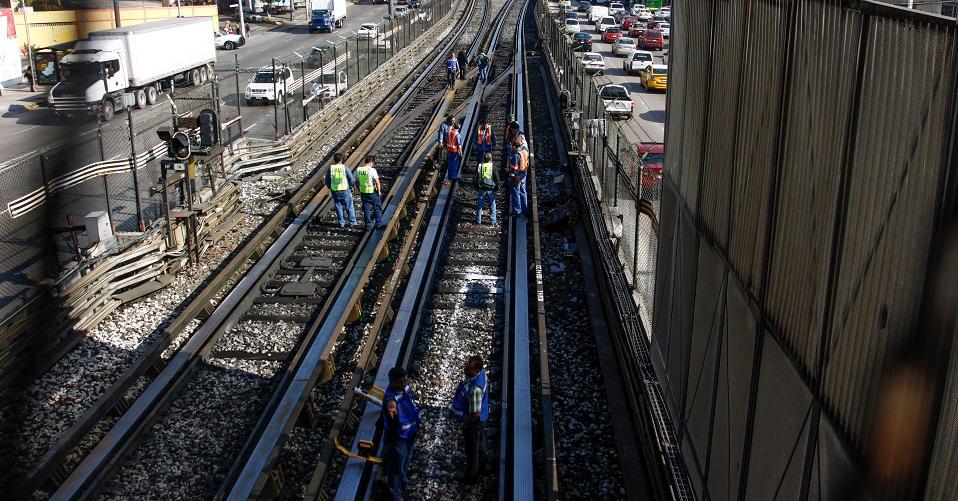 Conductor pierde el control de su auto y termina sobre las vías del Metro en CDMX; 3 lesionados