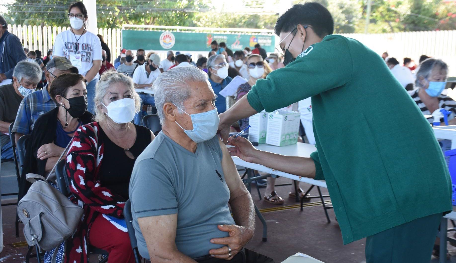 Salud reporta que casos de COVID bajaron 31%; van 77.1 millones vacunados