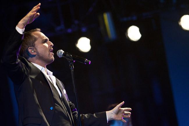 Miguel Bosé le canta a las madres en el Zócalo