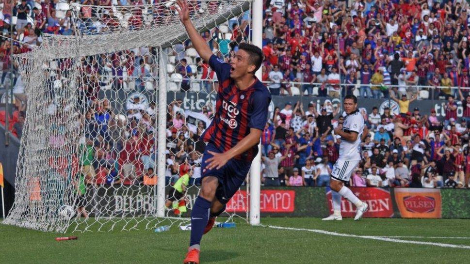 Fernando Ovelar, el joven de 14 años que batió un récord al marcar un gol en el Superclásico de Paraguay