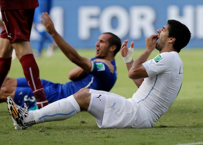 Suárez admite mordisco y ofrece disculpa a Chiellini
