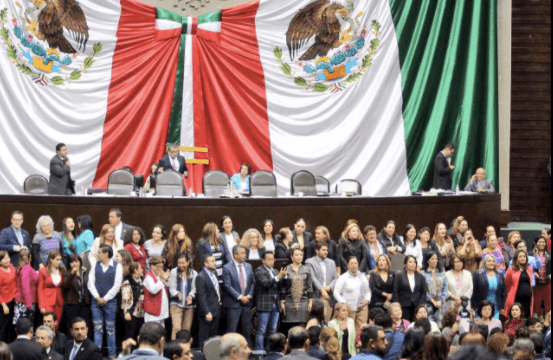 Diputadas toman tribuna para exigir discusión de ley que protege a víctimas de violación