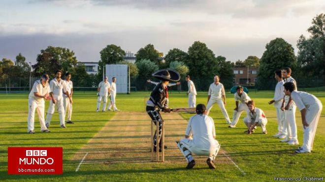 El mexicano que recorre el mundo vestido de mariachi