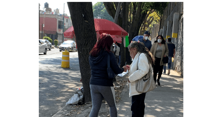 Afuera de módulos de vacunación piden firmas para “ratificación” de mandato de AMLO