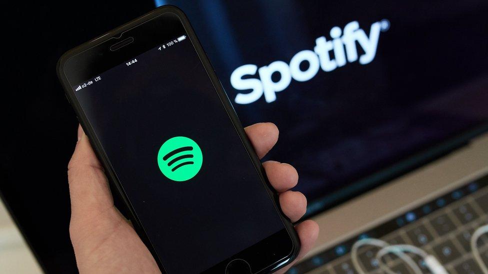 Por qué pierde dinero Spotify, uno de los servicios de música en línea más populares del mundo