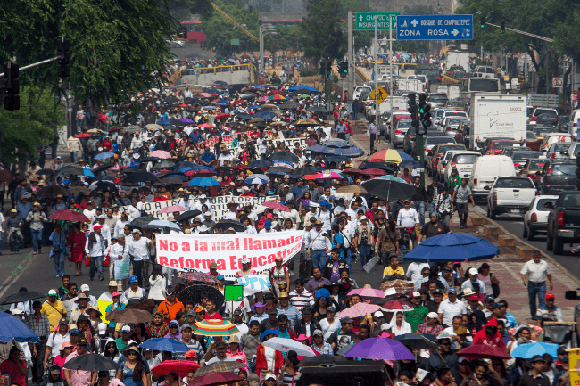 Los maestros celebran marchando