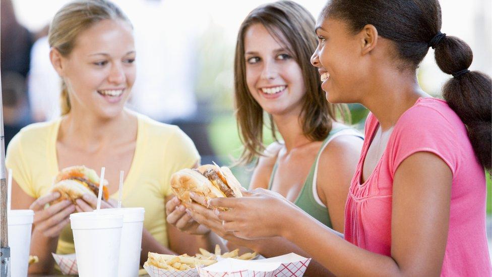 Qué son los ftalatos y por qué comer fuera puede aumentar nuestra exposición a ellos