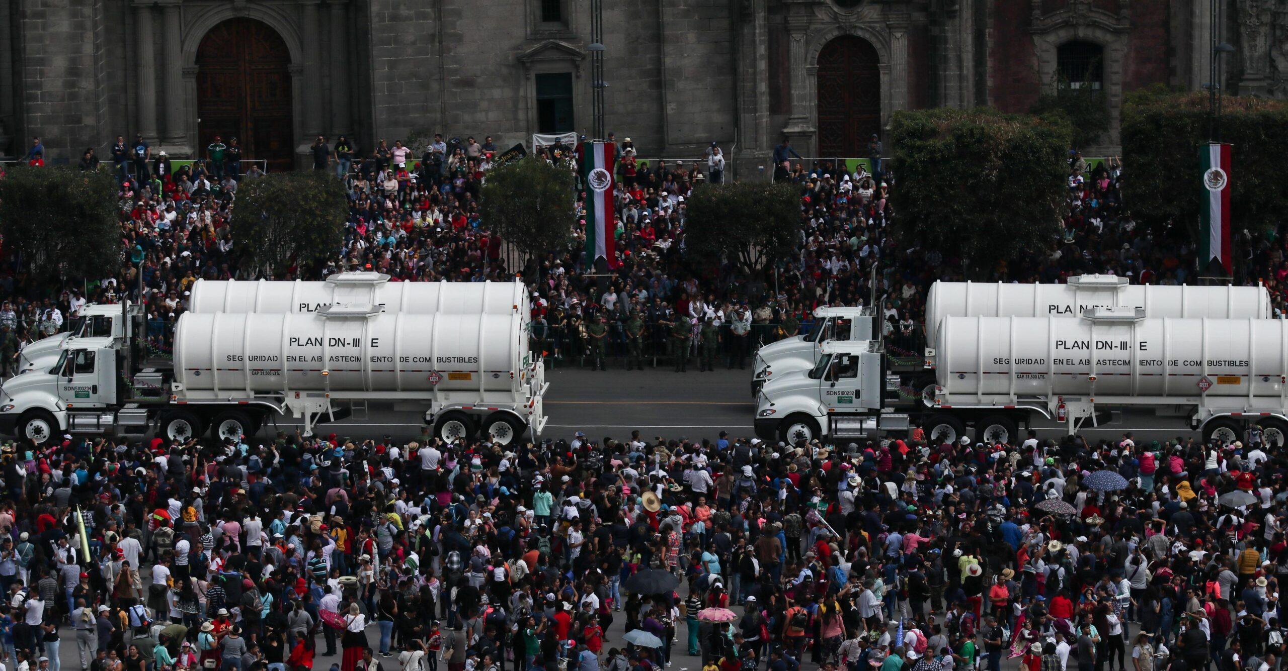 Becarios y pipas, los nuevos invitados del Desfile Militar al que se suma la Guardia Nacional
