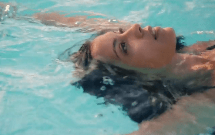 Una “Miss Bala” despechada aparece en el nuevo video de los Arctic Monkeys