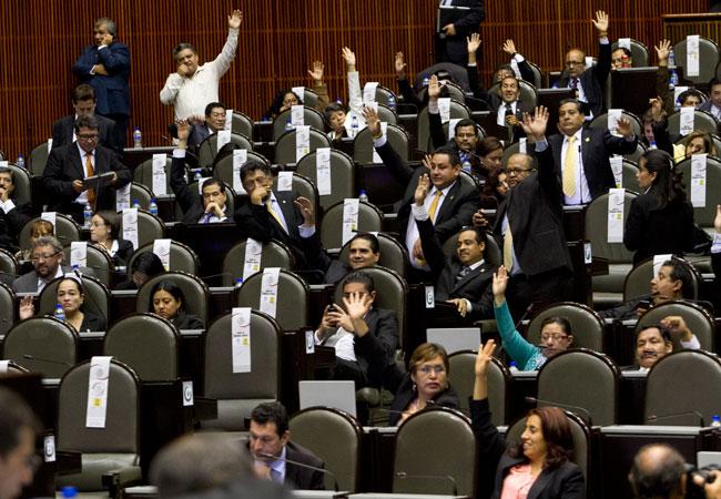 La reforma educativa parte en dos al PRD