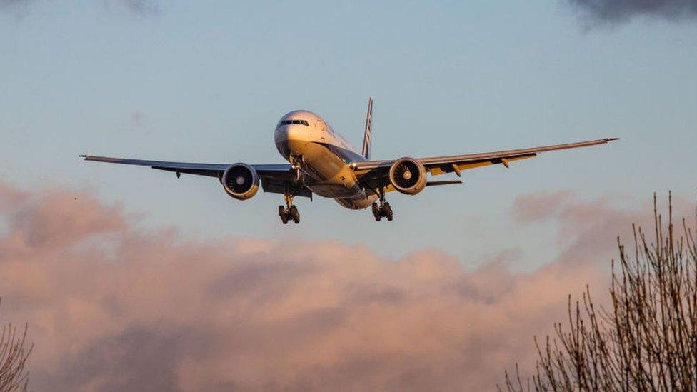 Qué son los vuelos con ciudad oculta y por qué las aerolíneas no quieren que los uses