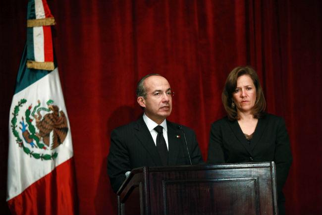 Lamenta Calderón el fallecimiento del senador Alonso Lujambio